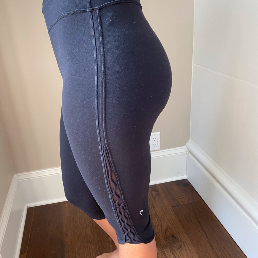 Cropped Ivivva black leggings